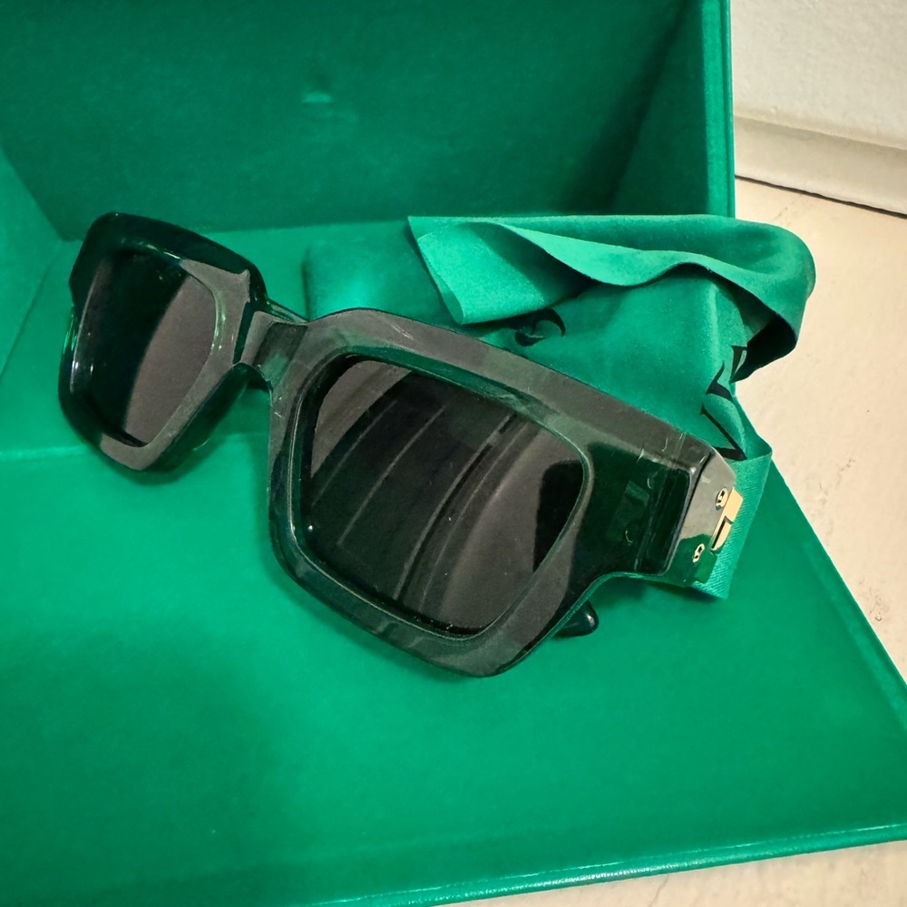 Bottega Veneta Bold Green Sunglasses with Gold Details - Picture 4 of 8